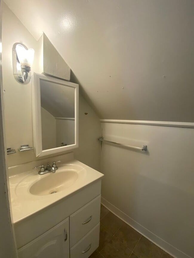 Building Photo - $2,200 | 3 Bedroom, 1.5 Bathroom House | P...