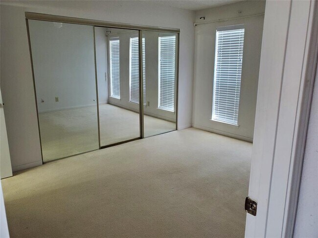 Building Photo - 12100 Overbrook Ln