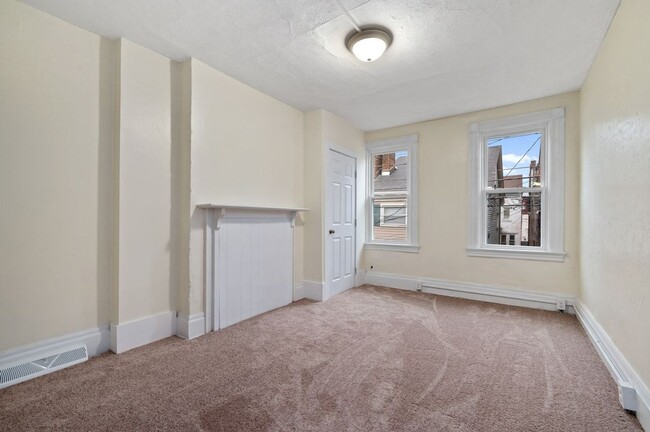 Building Photo - Newly Renovated 2 Bedroom Unit + Bonus Room In The South Side.  Available Immediately.