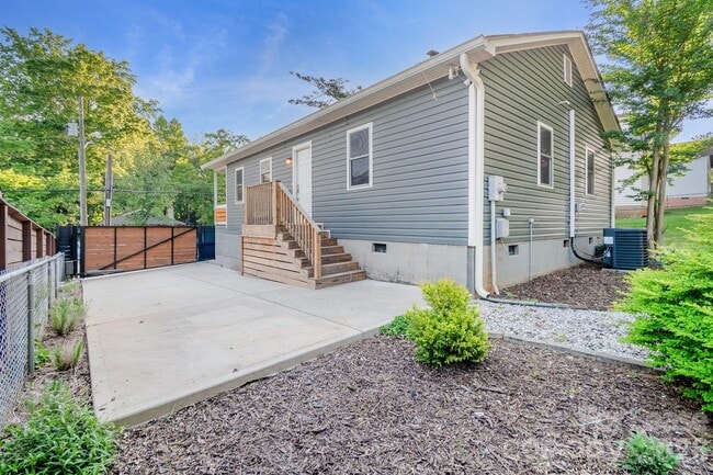 Building Photo - 812 E 18th St