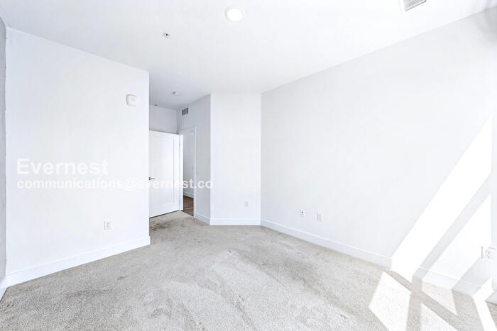 Building Photo - 3500 S Corona St