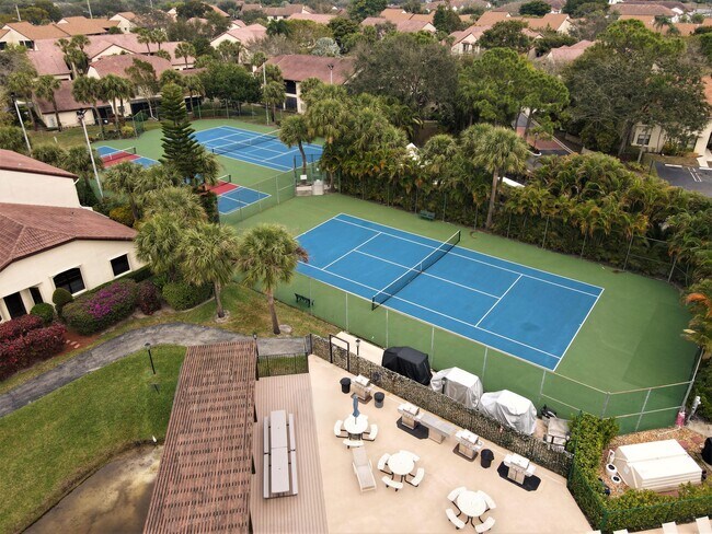 Building Photo - 3340 Lucerne Park Dr