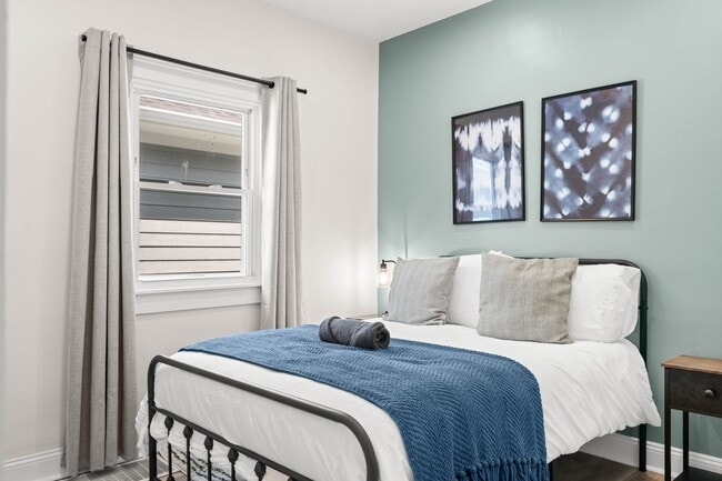 Building Photo - 1215 N Warman Ave