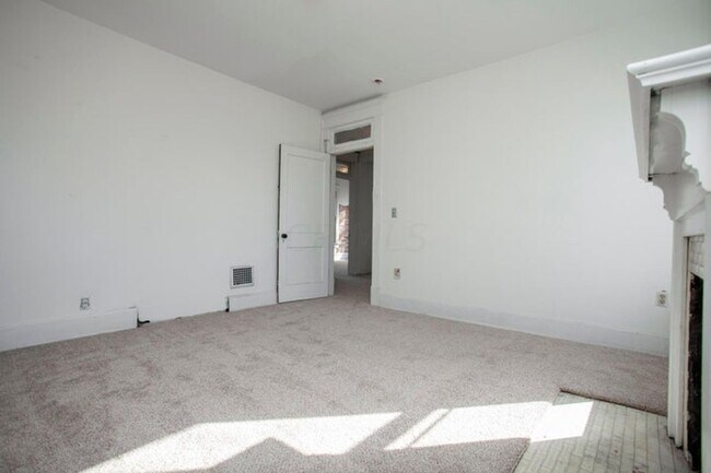 Building Photo - 357 E 15th Ave