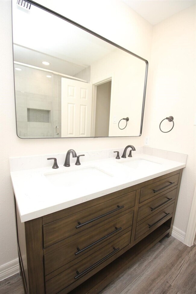 Building Photo - 805 Willow Creek Dr