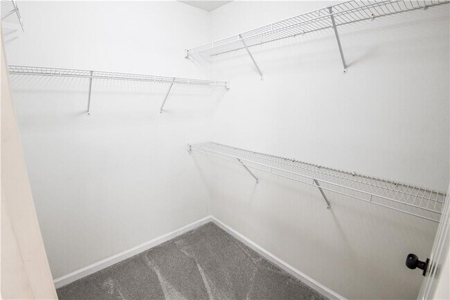 Building Photo - 1865 Oak Tree Hollow