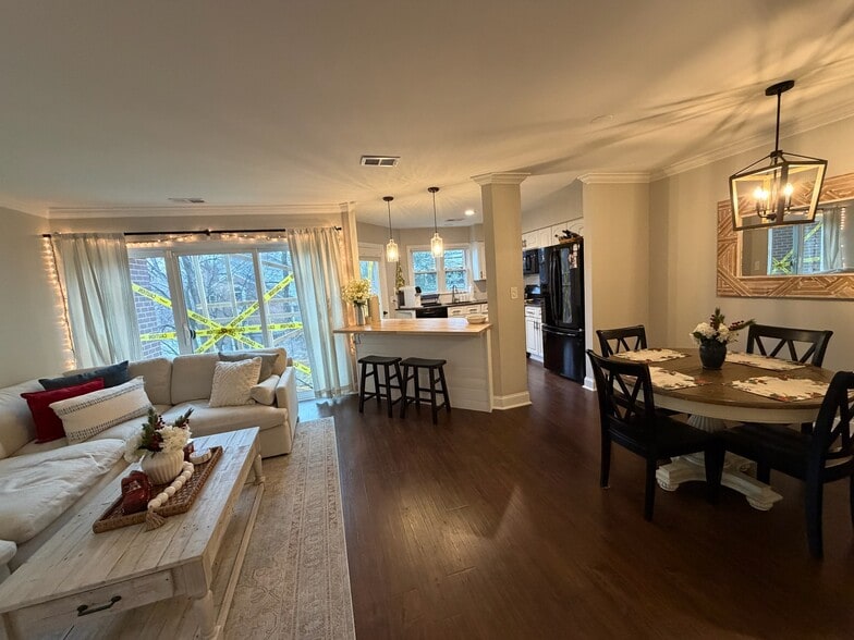 Building Photo - 7602 Lakeside Village Dr