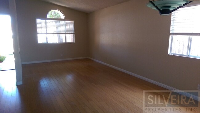Building Photo - Captivating 3 bed 2 bath home in Santa Maria.