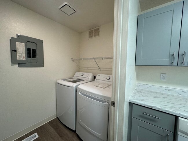 Building Photo - 3125 S Apple St