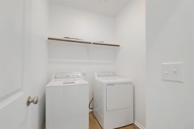 Building Photo - 323 Mineral Springs Dr
