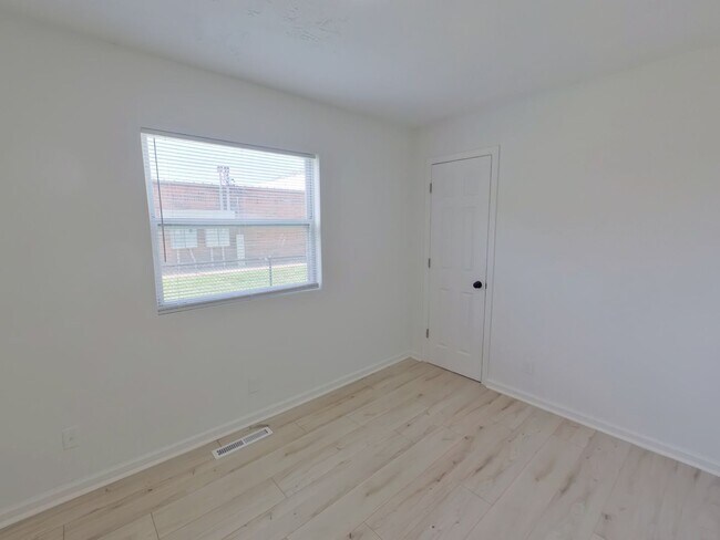 Building Photo - 5BR Renovated Home - Accepting Section 8
