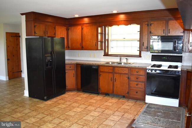 Building Photo - 12979 Buchanan Trail W