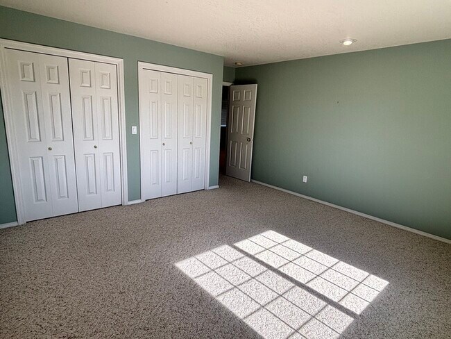 Building Photo - 1150 SE Polk Cir