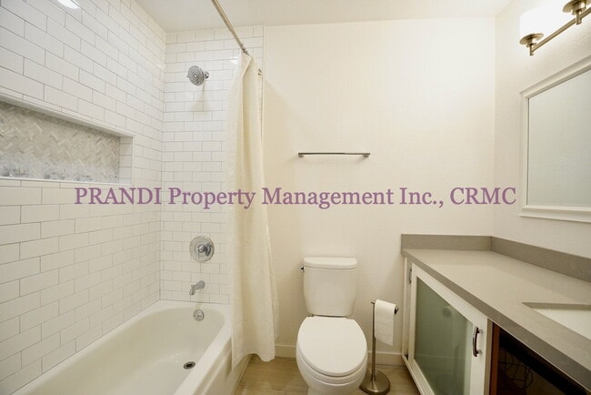 Building Photo - Top Floor, Corner Unit Condo with View and...