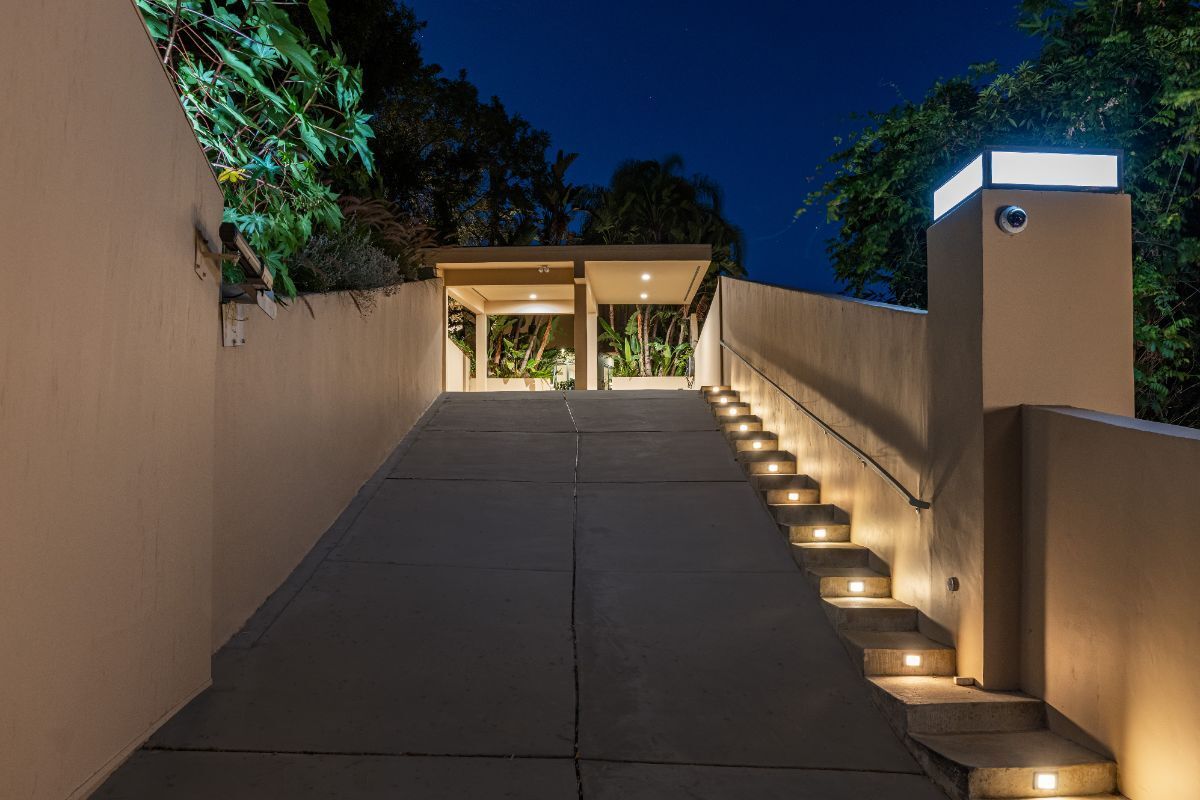 Building Photo - 8825 Hollywood Blvd