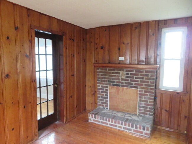 Building Photo - Colonial Heights Virginia