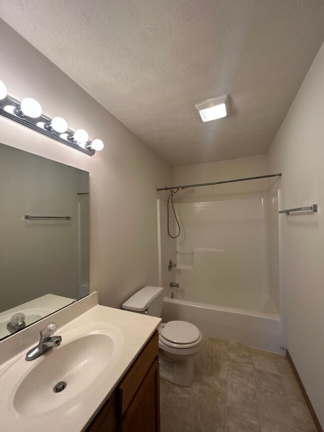 Building Photo - 3 Bedroom Townhome - Short Term Lease Available!
