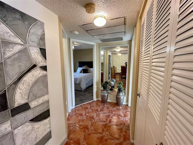 Building Photo - 5071 W Oakland Park Blvd