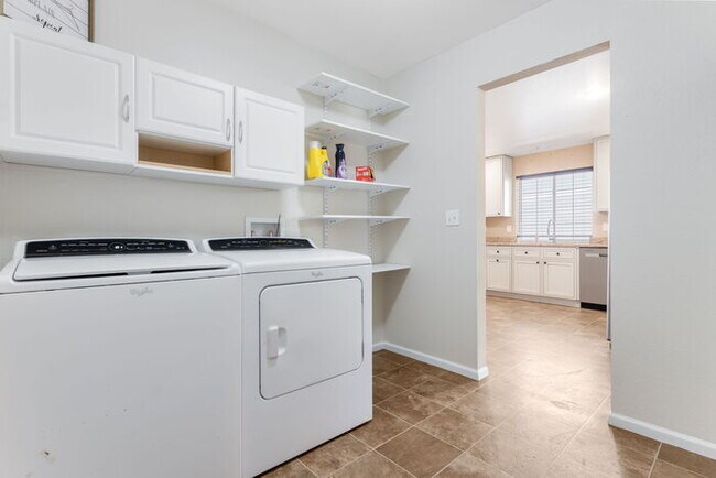 Building Photo - Light and bright 4-bedroom 3 bath beauty i...