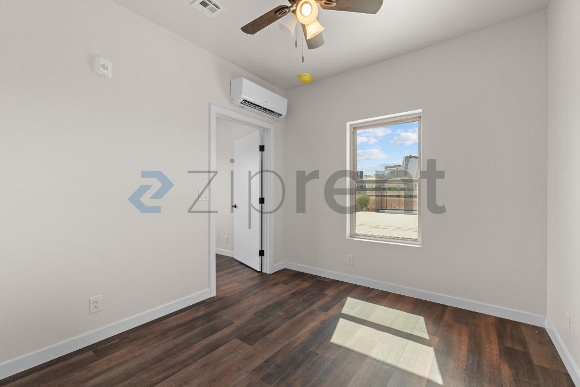 Building Photo - Unit 5