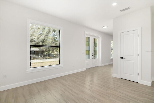 Building Photo - 118 Ruby Ave N