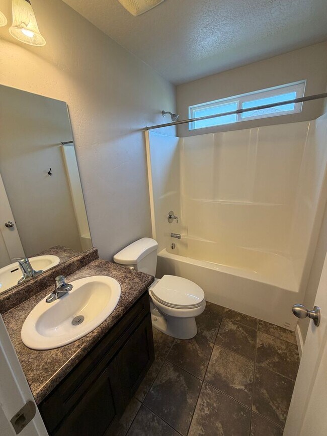 Building Photo - Spacious 6-Bedroom Home for Rent in Lehi