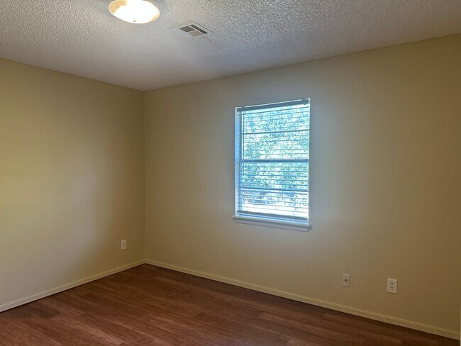 Building Photo - This duplex offers 3 spacious bedrooms, 2....