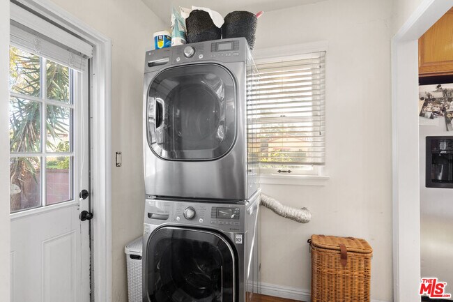 Building Photo - 3972 Keeshen Dr