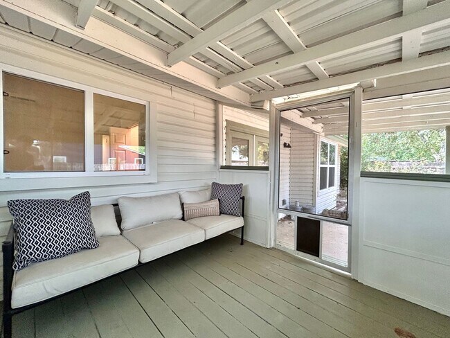 Building Photo - 4 Bed / 2 Bath Home with Covered Porch, Su...