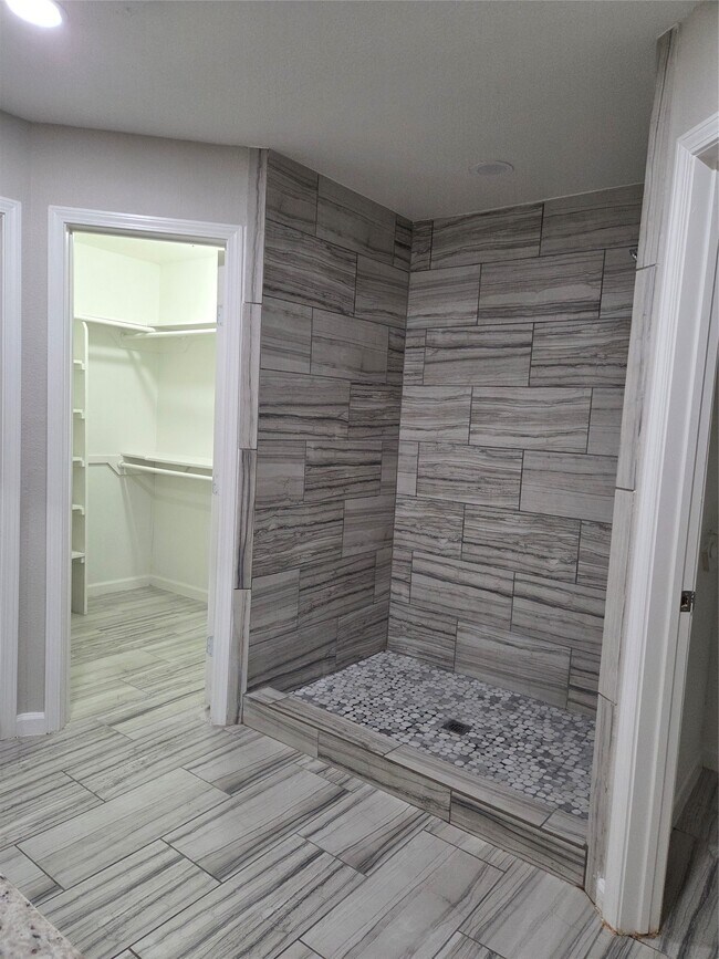 Building Photo - 592 River Plantation Dr