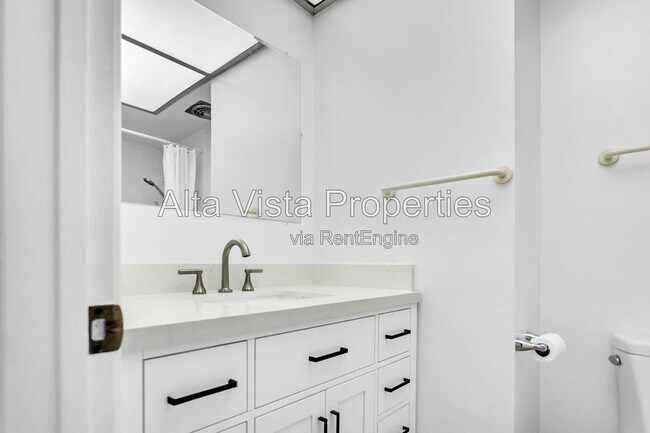 Building Photo - 5633 Scripps St