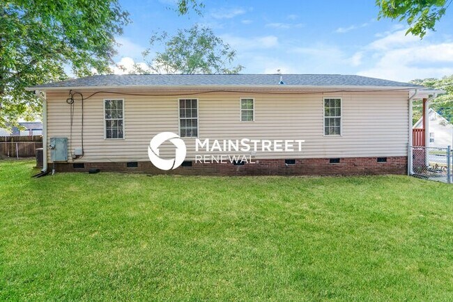 Building Photo - 4 Bedroom Pet-Friendly Home in Selma, NC w...