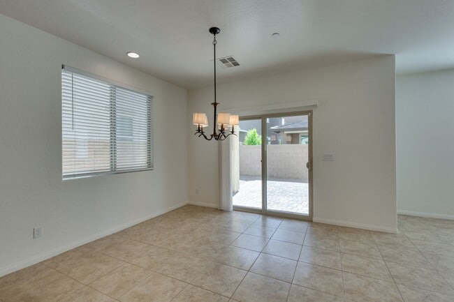 Building Photo - Gorgeous one story 4 bedroom 2 Bathroom Ho...