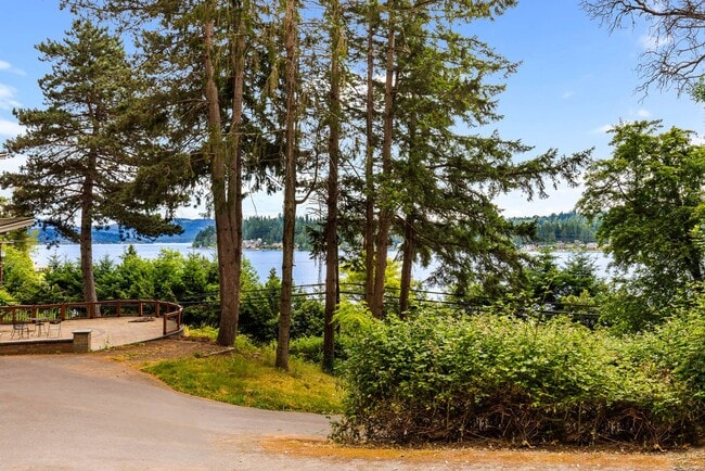 Building Photo - 3930 E Lake Sammamish Pkwy NE