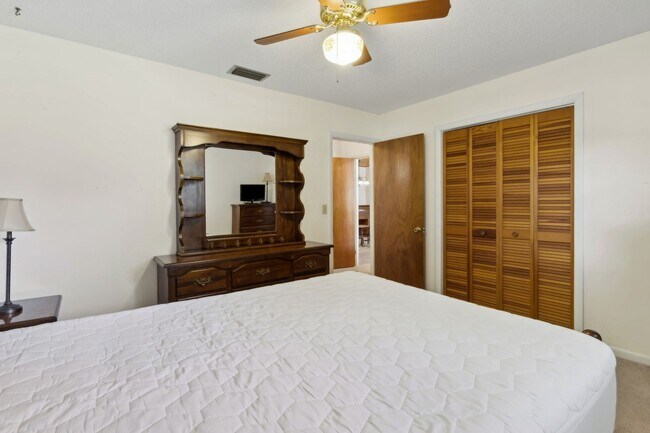 Building Photo - Peaceful Country Living Close to Everything