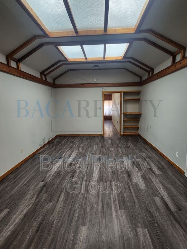 Building Photo - 105 S Canadian Ave