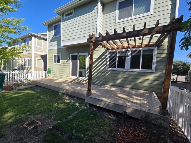 Building Photo - Amazing 3 bedrooms plus a loft, and 2.5 ba...