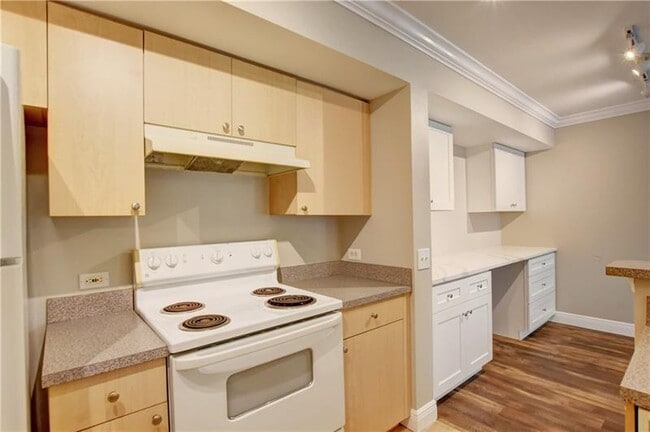 Building Photo - 1312 Villa Cir