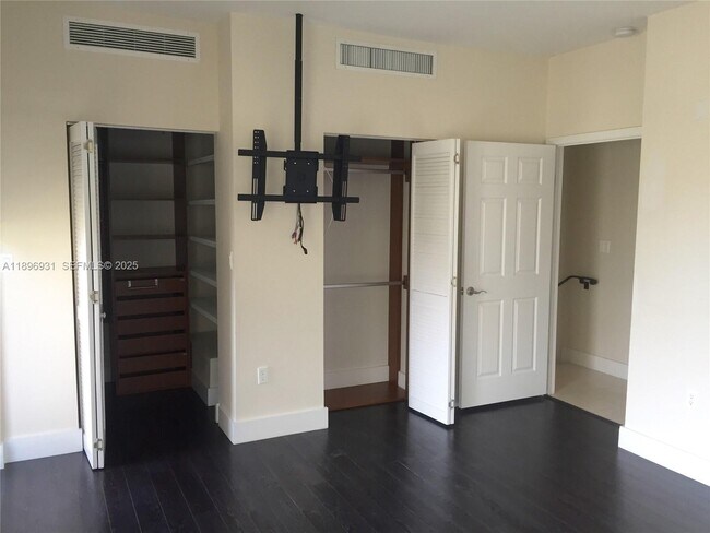 Building Photo - 2700 NE 184th Terrace