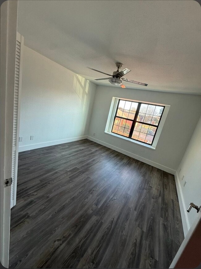 Building Photo - 4444 Victory Dr