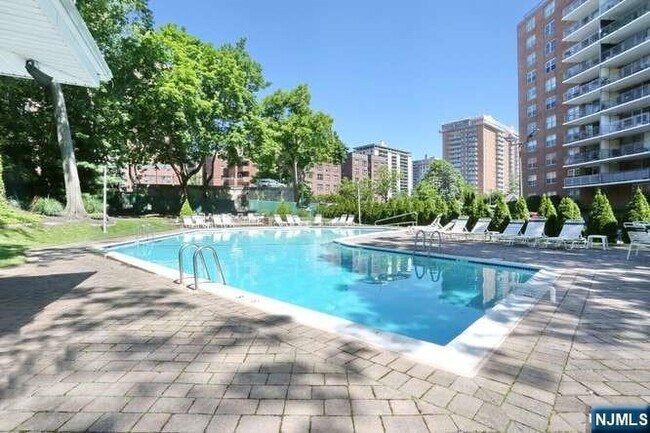 Building Photo - 301 Beech St