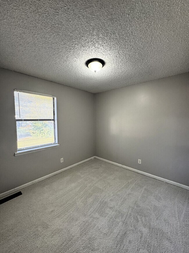 Building Photo - Move-In Special!! 1/2 Off First Month's Re...