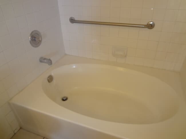 Building Photo - 2 BEDROOM 2 BATHROOM LOCATED IN GATED COMMUNITY WITH COMMUNITY POOL AND SPA.