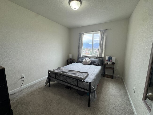 Building Photo - Stylish 3-Bedroom Townhome with Mountain Views & 2-Car Garage