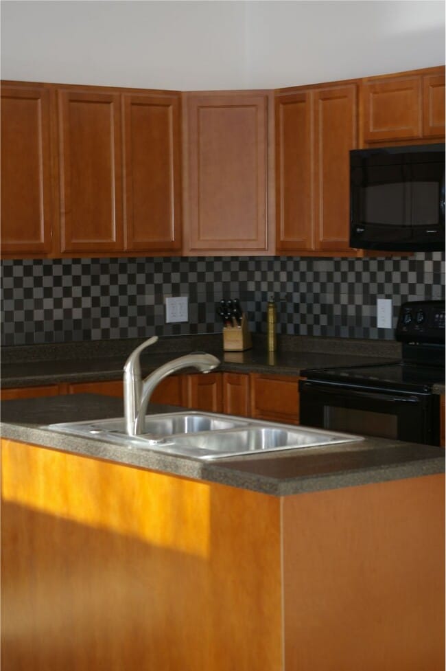 Building Photo - 4301 Quaker Trail NE