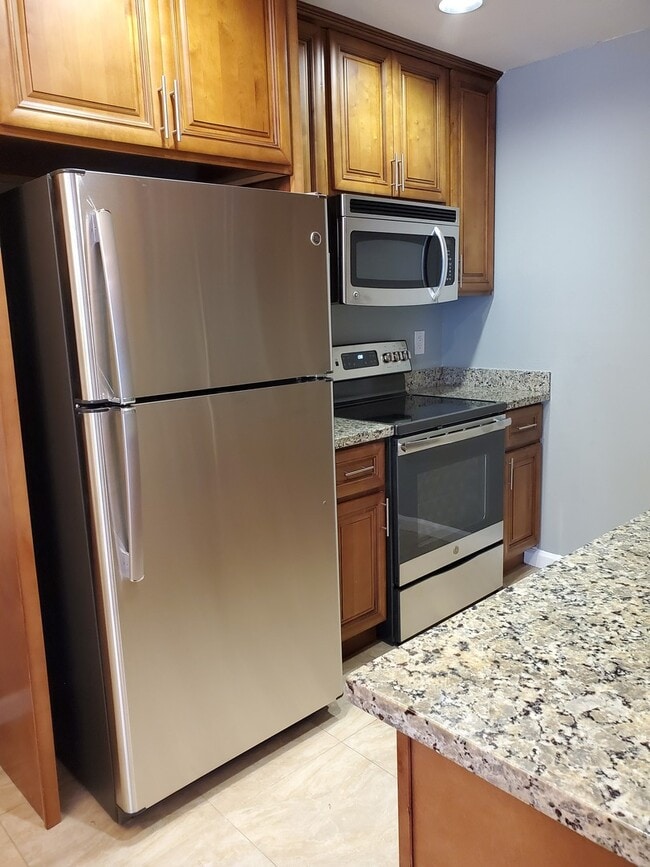 Building Photo - ENCHANTING 1 Bd/1 Ba Ground Floor Unit w/O...
