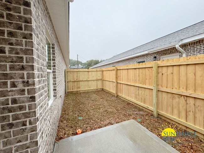 Building Photo - Stunning Centrally Located, a MUST see!