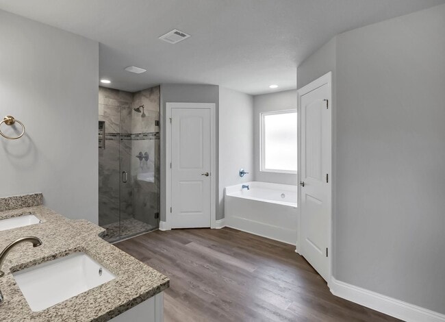 Building Photo - Stunning Rental in Navarre!