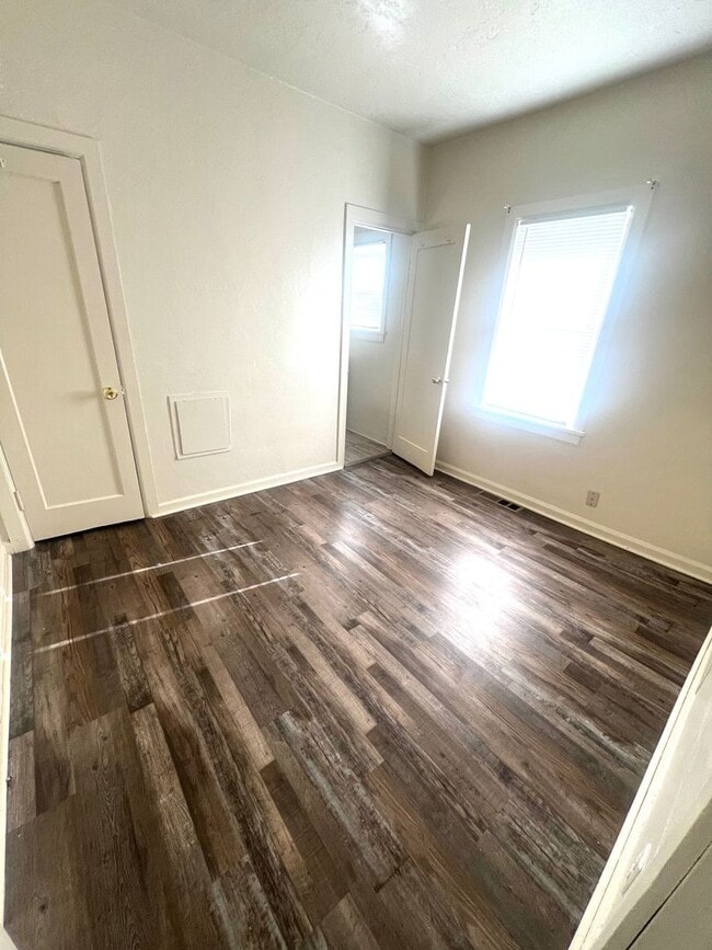 Building Photo - 424 N 13th Ave