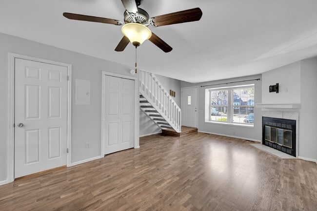 Building Photo - $2,195.00 - 2 Bed, 1.5 Bath, Townhome in L...